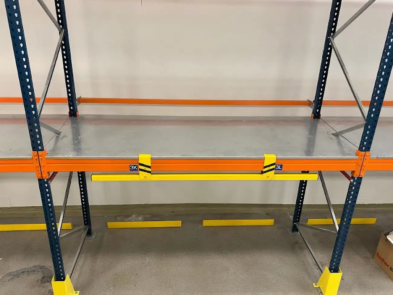 vue rapprochée d'une barre de protection avec têtes sprinkler